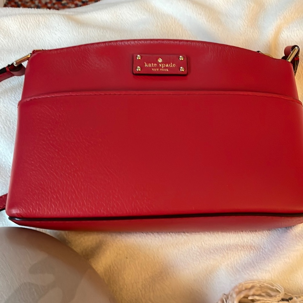 kate spade leather handbag. Interior and exterior pockets. Can be a crossbody.